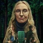 Medicalização da adolescência - Pôster da série Wayward mostrando personagens principais em frente a uma floresta sombria, com destaque para uma mulher de óculos em primeiro plano e uma porta verde misteriosa no centro.