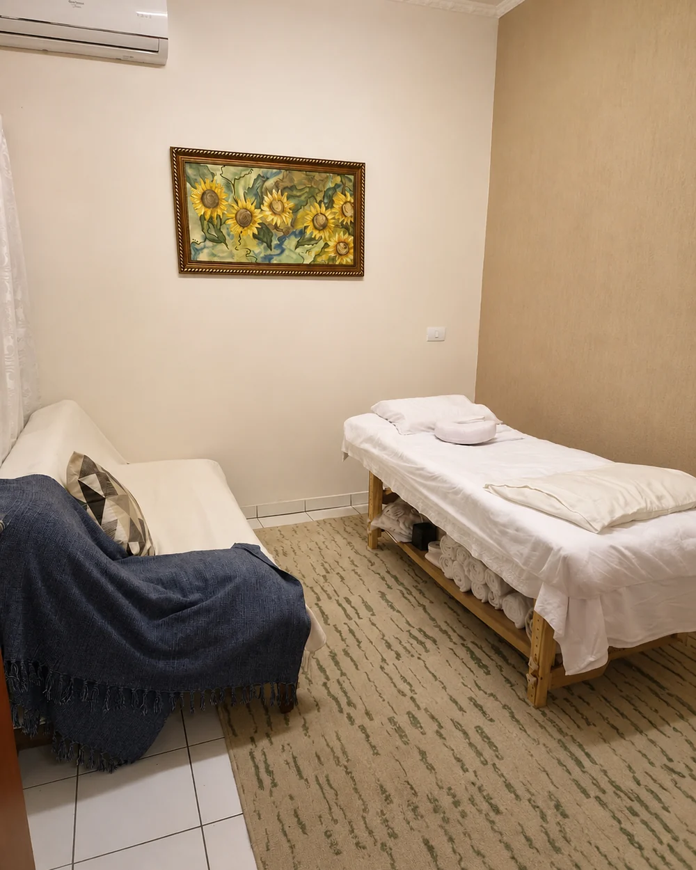 Sala preparada para atendimento de massagem em Holambra