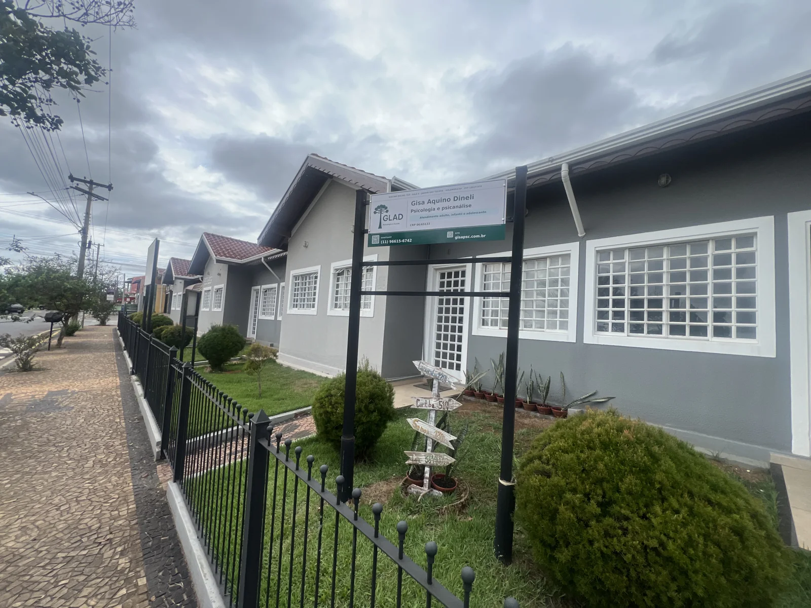 Fachada do consultório de Holambra, com placa de Gisa Aquino Dineli e entrada pela Rua das Dálias.