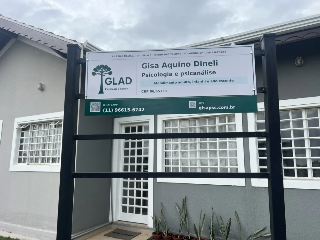 Placa de Gisa Aquino Dineli na fachada do consultório de Holambra, identificando Psicologia e Psicanálise, CRP 06/65133.